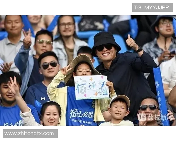 球迷热情索要足球球星签名引发互动温情瞬间全场掌声不断 球迷热情索要足球球星签名引发互动温情瞬间全场掌声不断